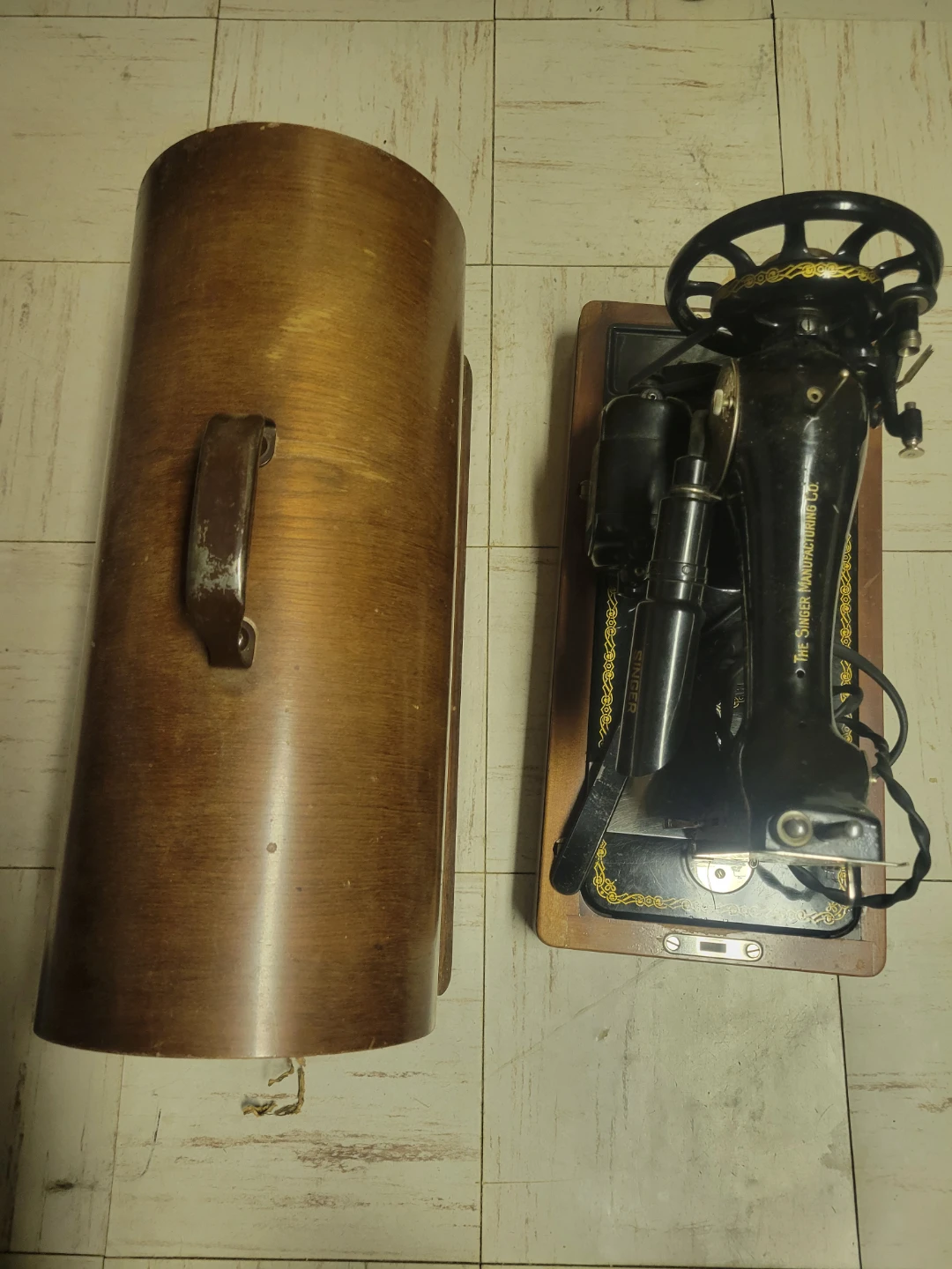 Vintage Singer Sewing Machine with Wooden Case - photo 4