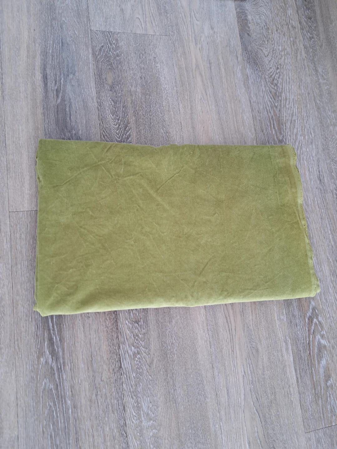 Pant no incluido.2.30M L X 1.10M A. Tela de pana elástica verde.