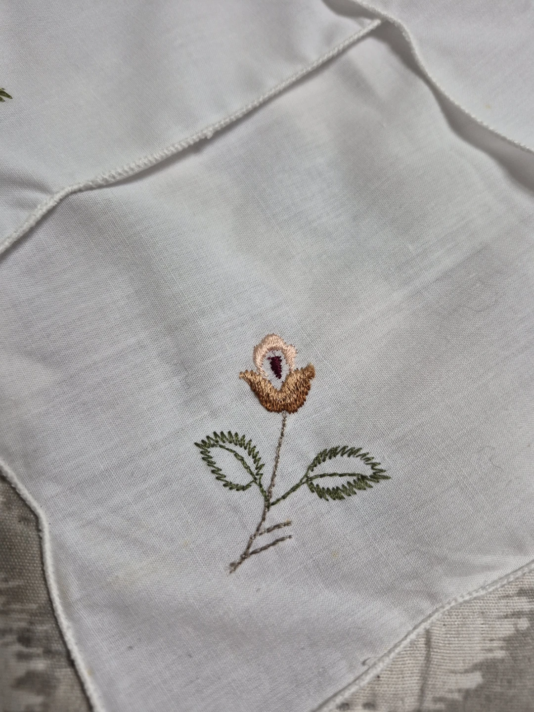 Beautiful Set of 4 Vintage Hand Embroidered White Napkins - photo 3
