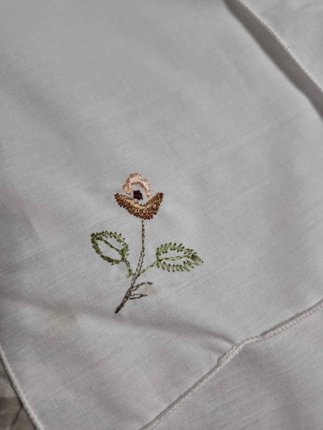 Beautiful Set of 4 Vintage Hand Embroidered White Napkins - photo 4