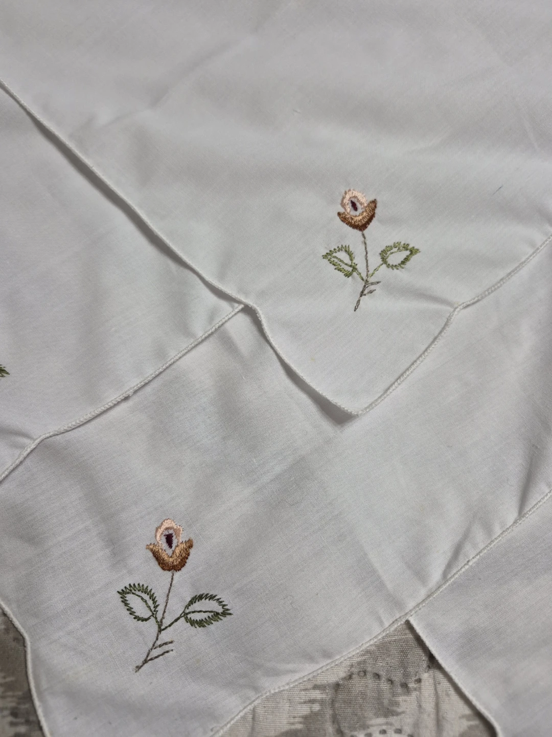 Beautiful Set of 4 Vintage Hand Embroidered White Napkins - photo 5