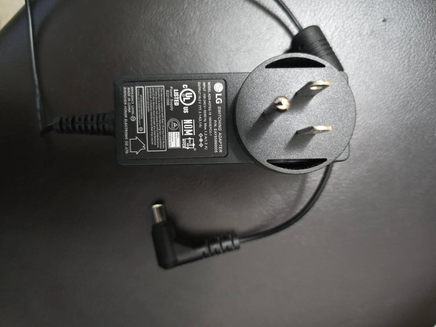 LG Switching Adapter 19V 2.1A