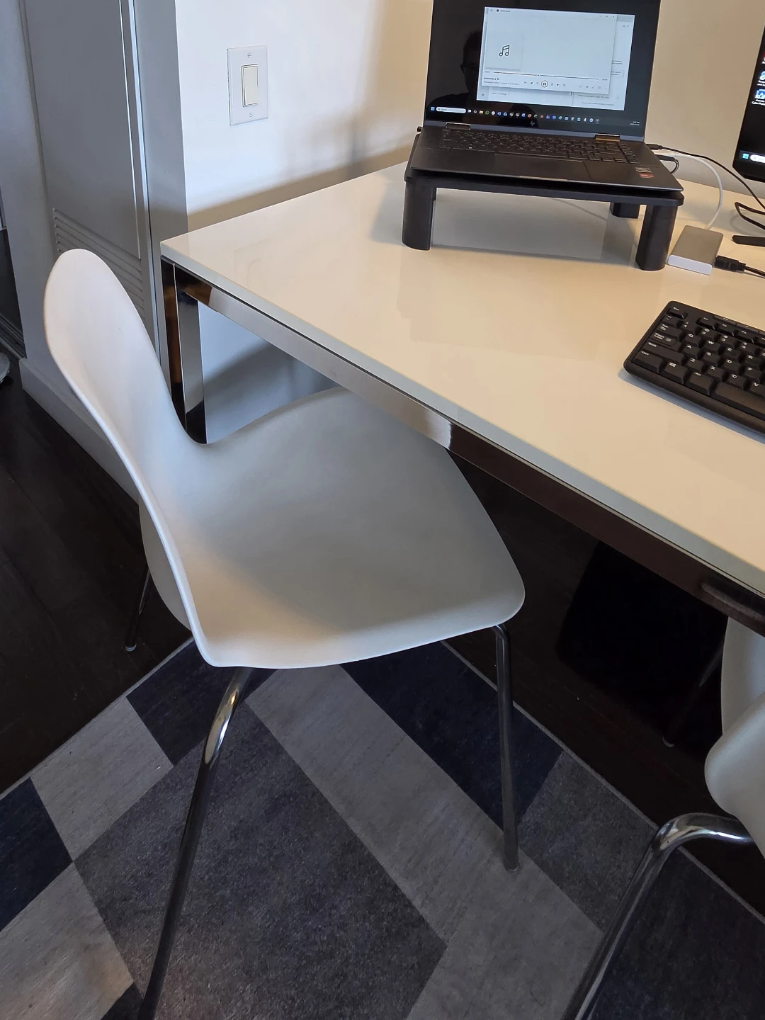White Modern Table with Metal Frame & 4 Chairs - photo 2