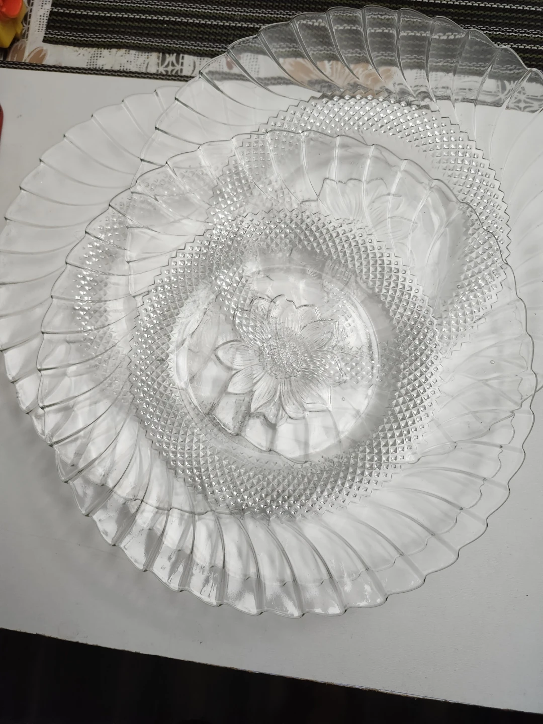 Clear Glass Plate with Embossed Flower Design 4 pcs - photo 2