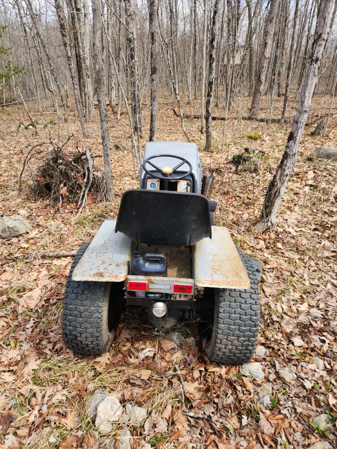 White Yard Boss Lawn Tractor - photo 2