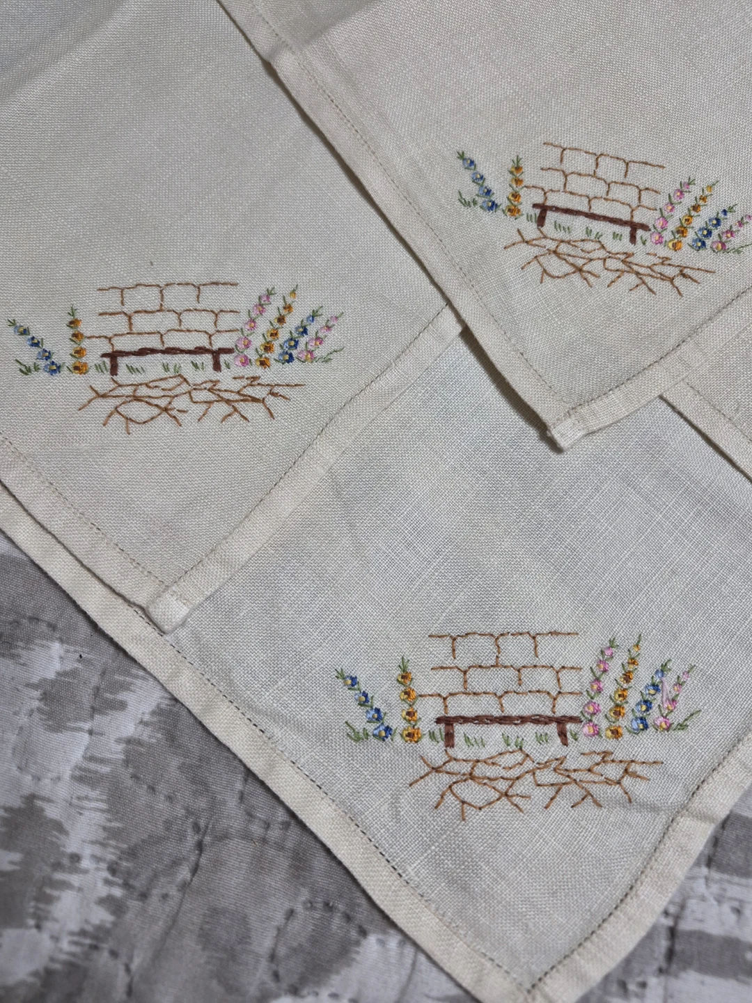 Beautiful Set of 4 Vintage Hand Embroidered Cream Colored Linen - photo 4
