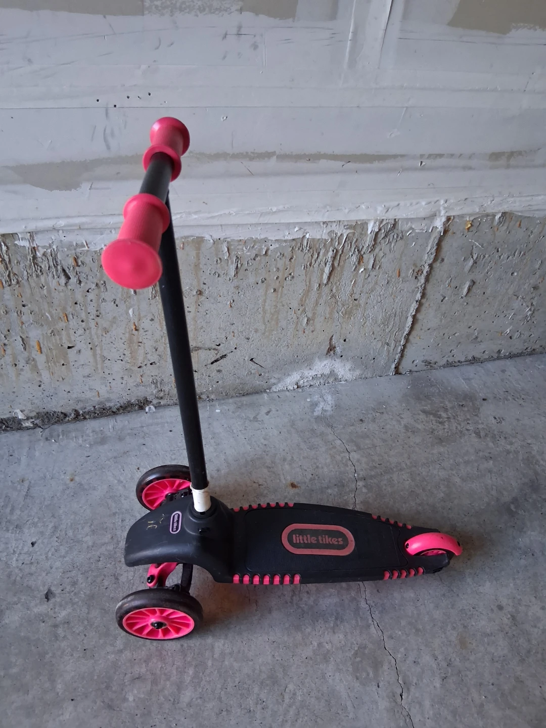 Little Tikes 3-Wheel Scooter - Pink/Black