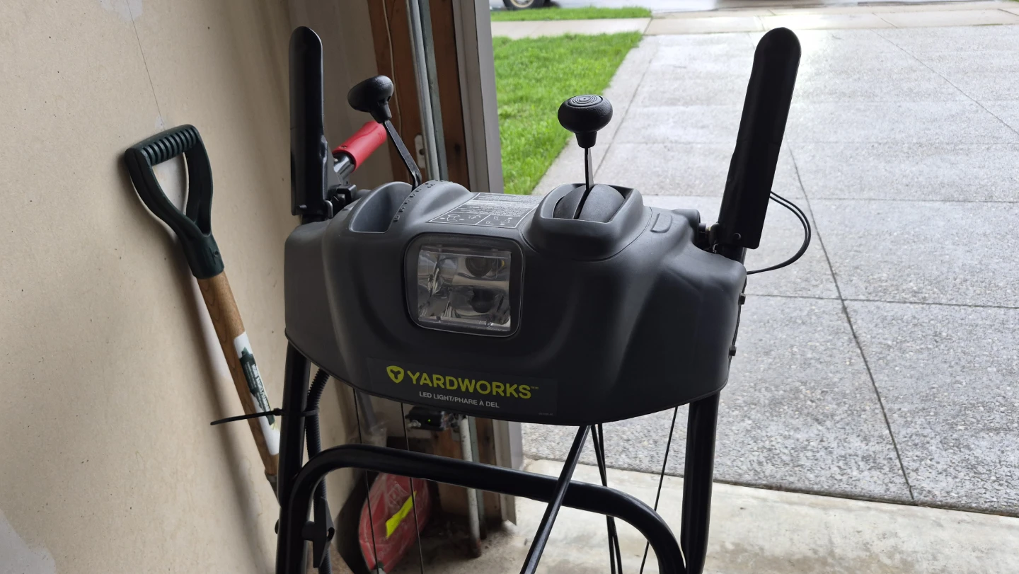 Yardworks 24" snowblower with hand warmers - photo 3
