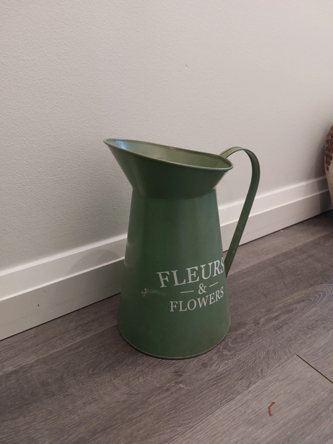 Green metal pitcher with "Fleurs & Flowers" inscription - photo 2