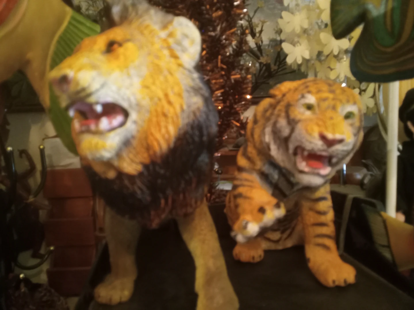 Lion and Tiger Figurine Set - photo 2