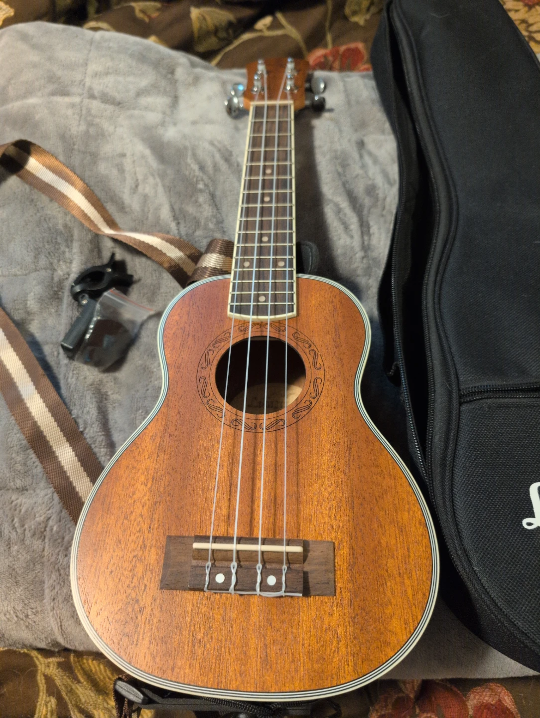 Lohanu Ukulele with Case and Accessories - photo 3