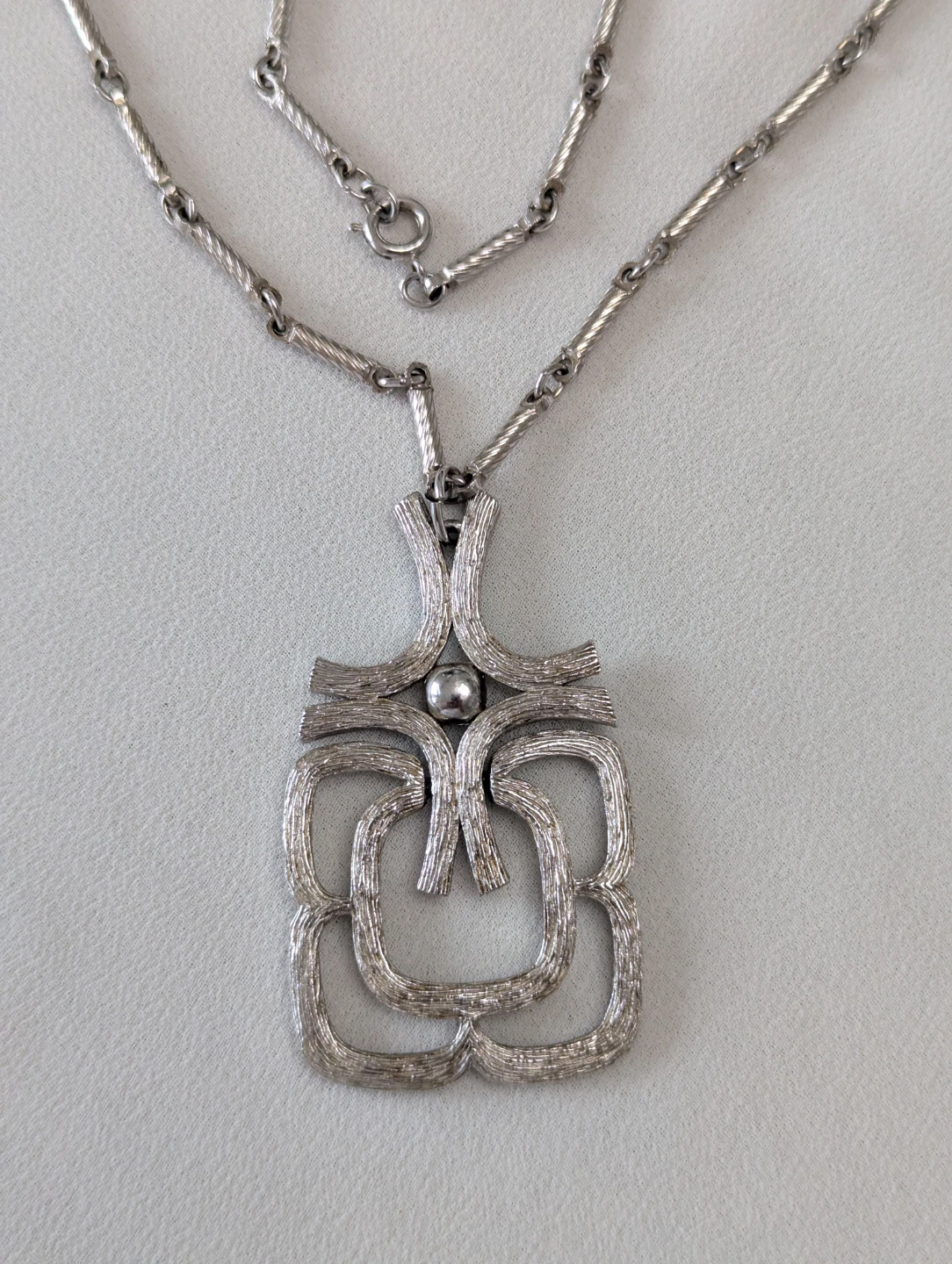 Avon Silver Tone Pendant Necklace - photo 3