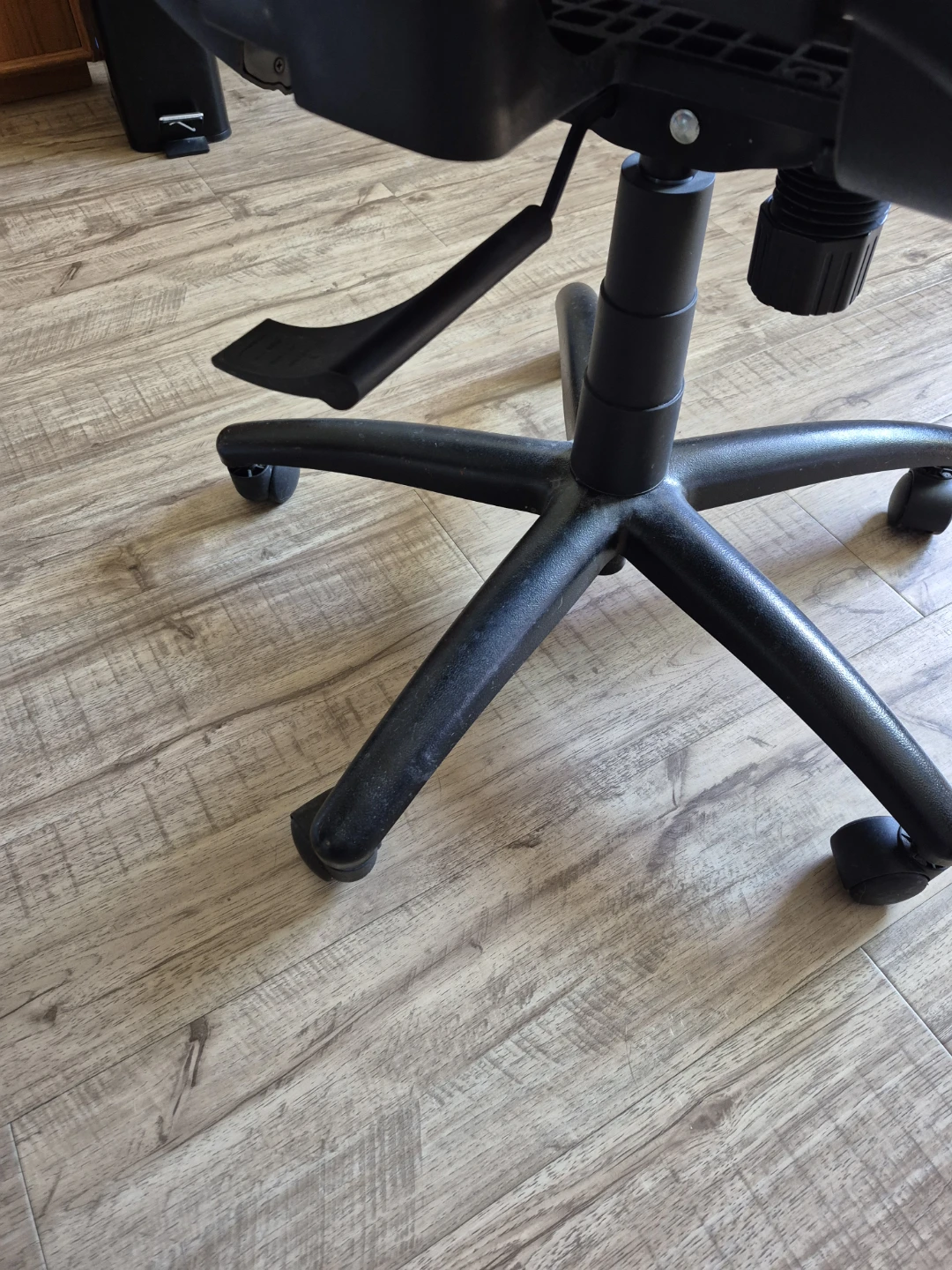 Black Mesh Office Chair - photo 3