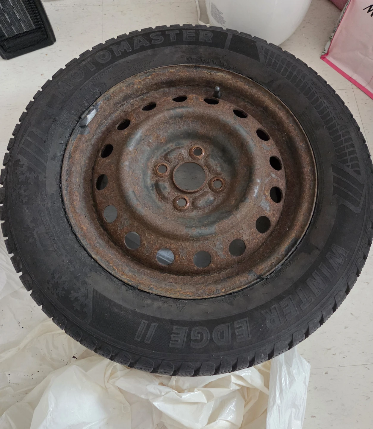 Motomaster Winter Edge II Tire on Rim - photo 3
