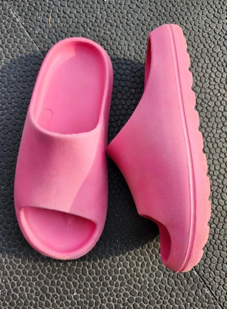 Girls sandals in size 2-3. Pick up in Kitchener, $5