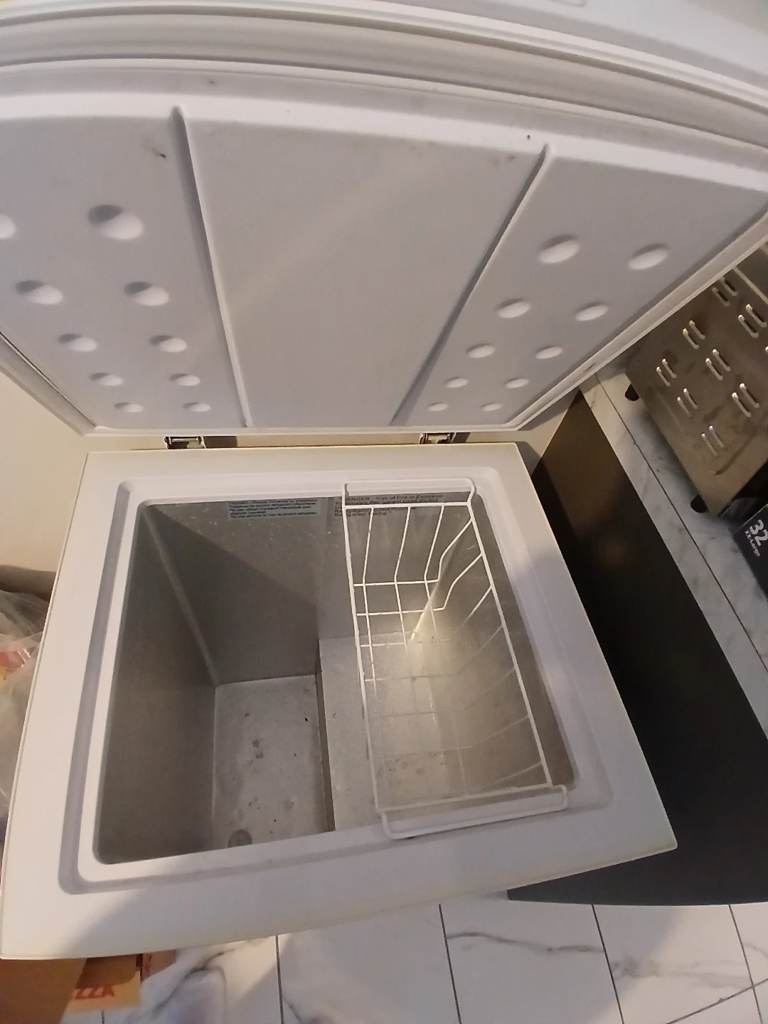Midea Chest Freezer - photo 2