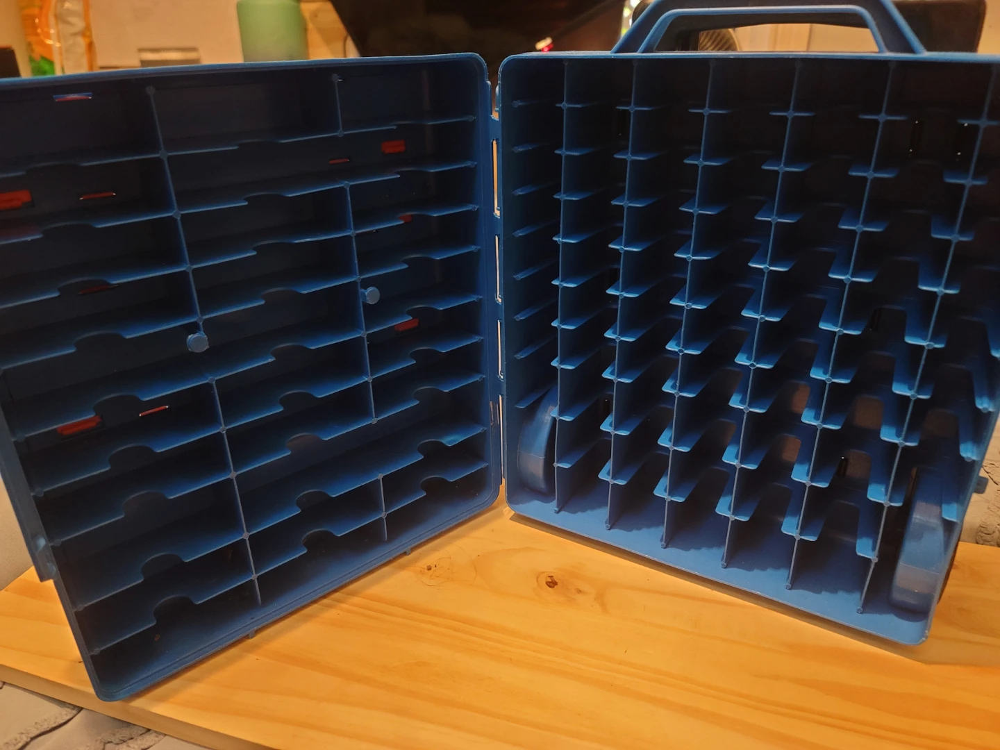 Hot Wheels Take Along Suitcase Car carrier - photo 3