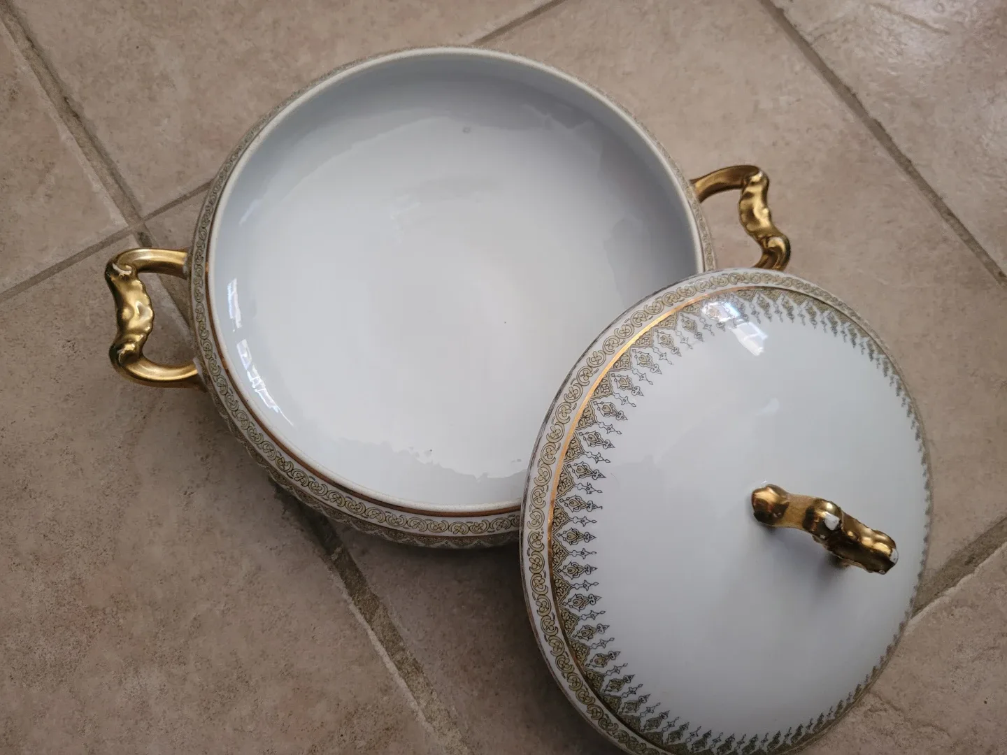 White Tureen with Gold Trim and Handles - photo 2