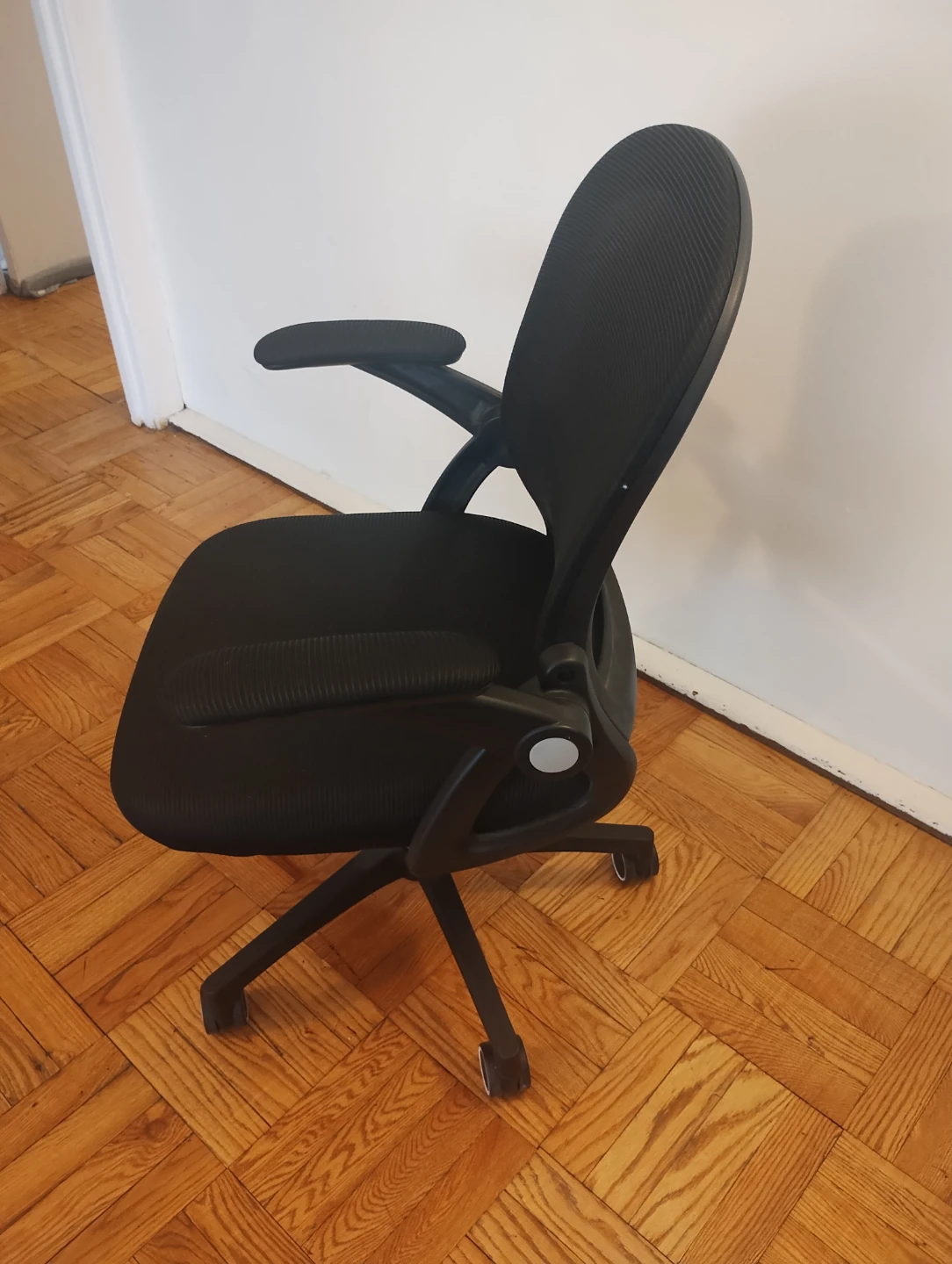 Black Mesh Office Chair - photo 2