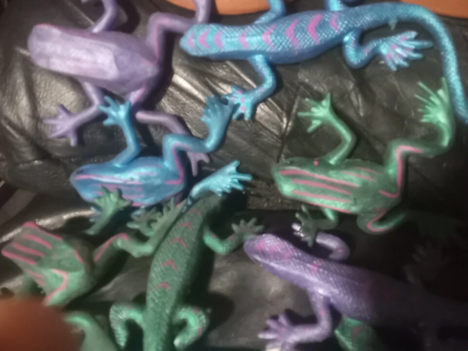 Lot of 6 Toy Lizards and Frogs