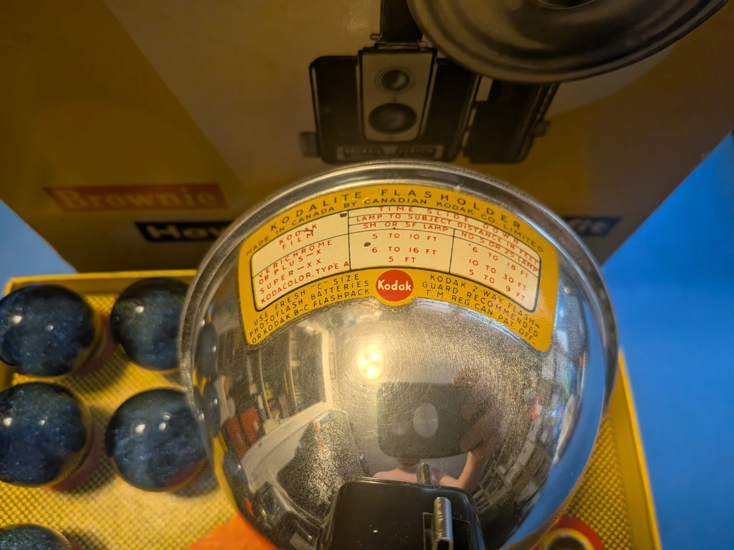 Kodak Brownie Hawkeye with original box and bulbs - photo 3
