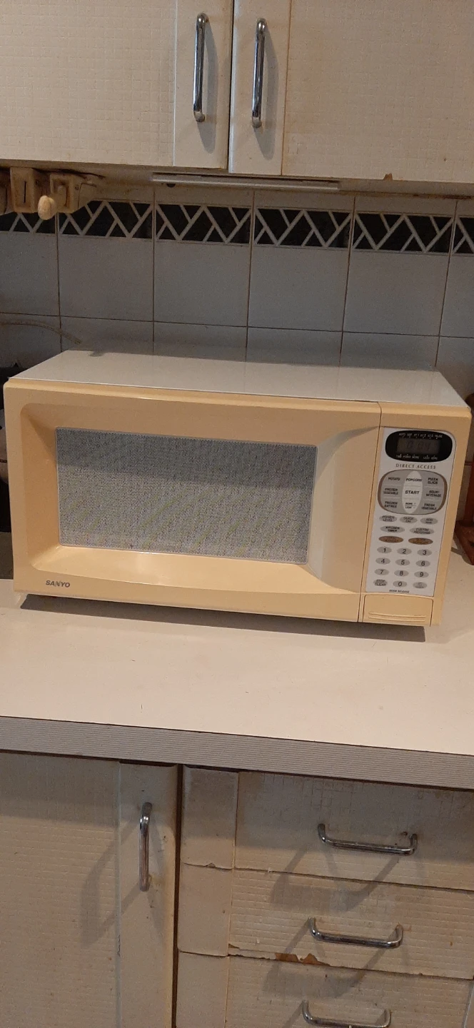 Sanyo Countertop Microwave Oven READ DESCRIPTION ON SIZE