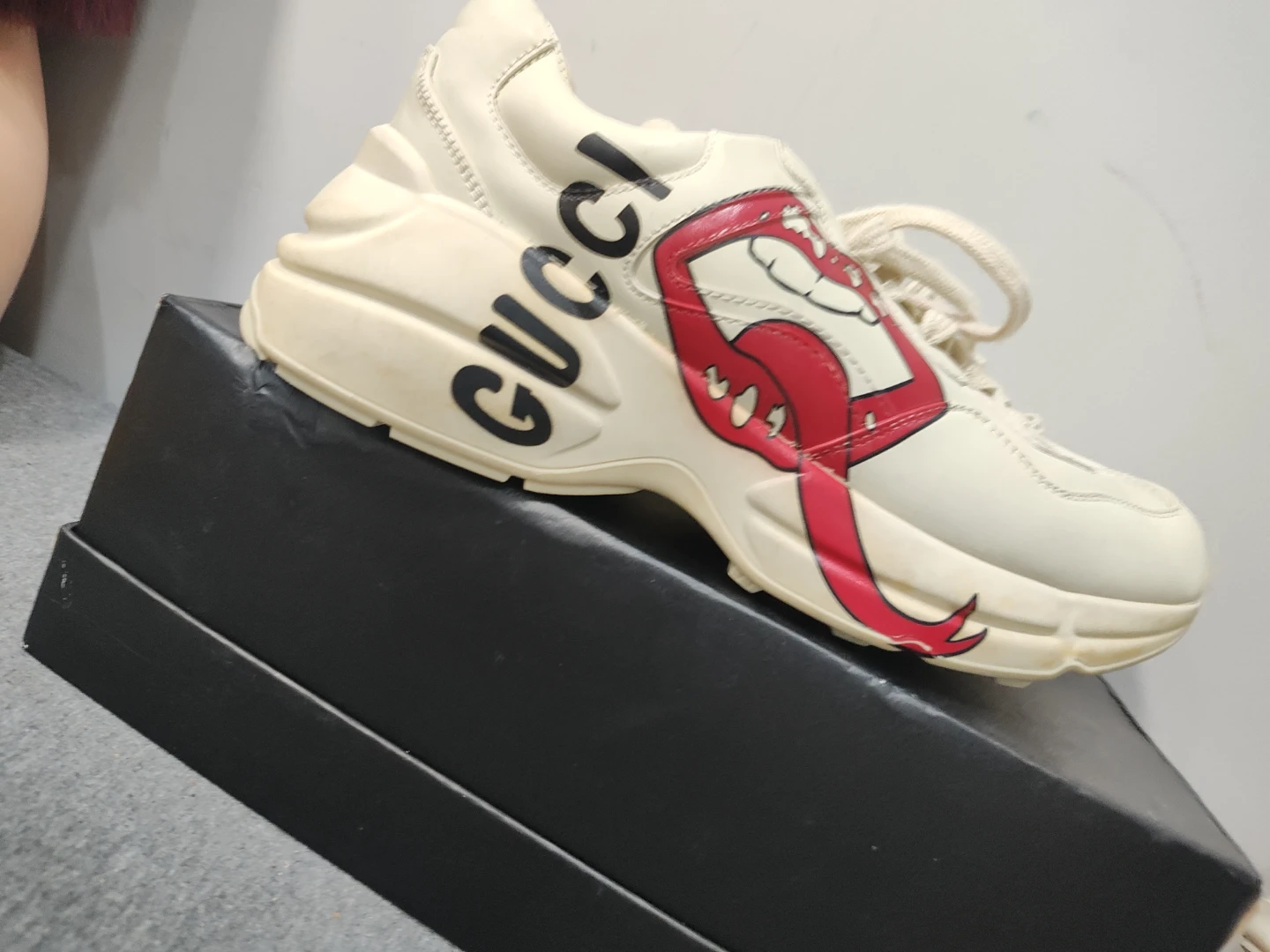 Gucci White Leather Sneakers with Red Lip Detail - photo 2