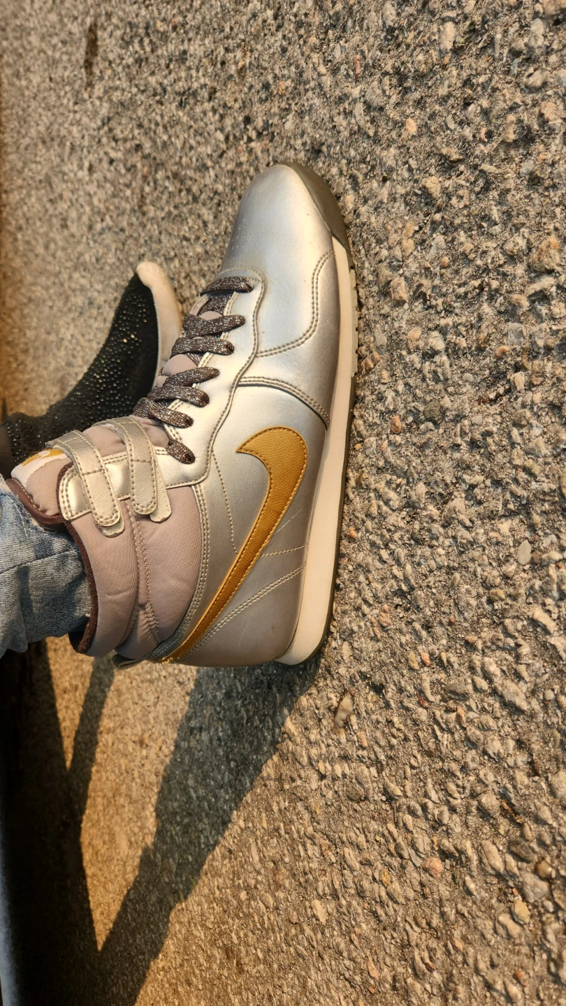 Nike W'S Aerofit High in Metallic Silver/Metallic Gold