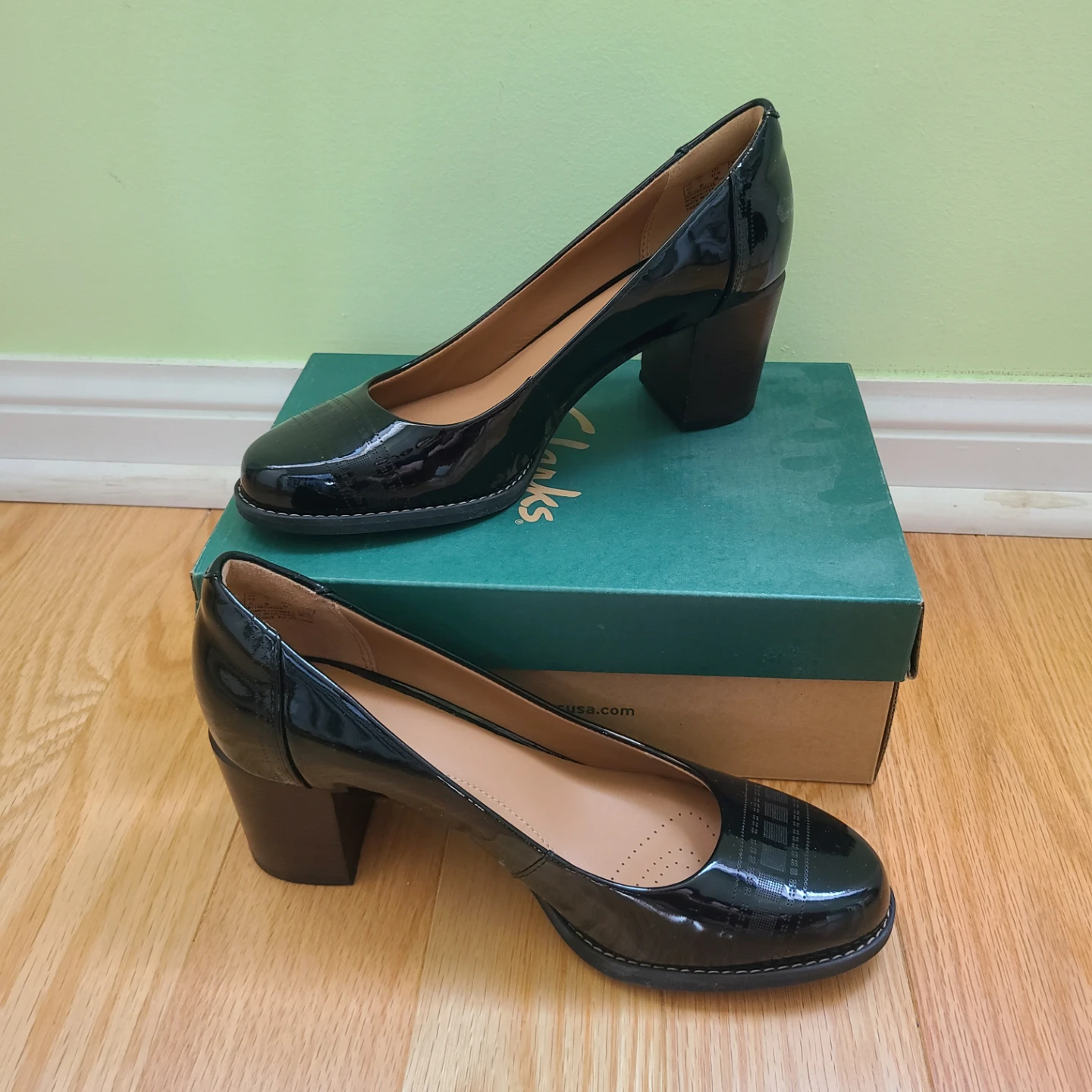 Clarks Leather Block Heel Shoes Size 7B 🌱