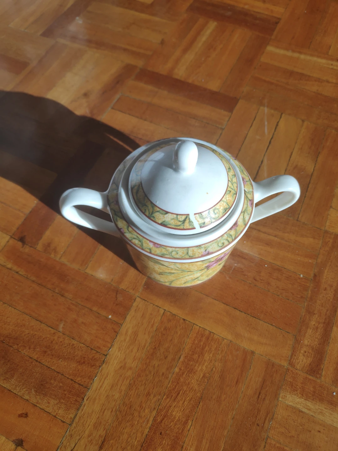 Ceramic sugar bowl with lid