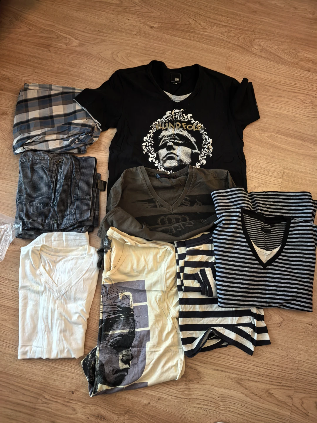 Big Bundle Family Clothing + Free XL suitcase - photo 4