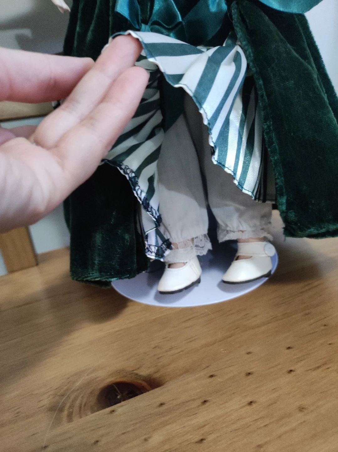 Vintage Porcelain Doll in Green Dress with Straw Hat - photo 4