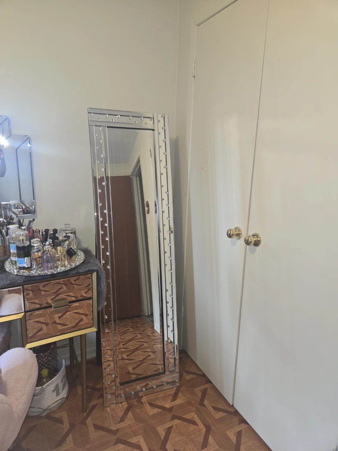 Elegant Full-Length Glam Mirror – Crystal Studded Frame