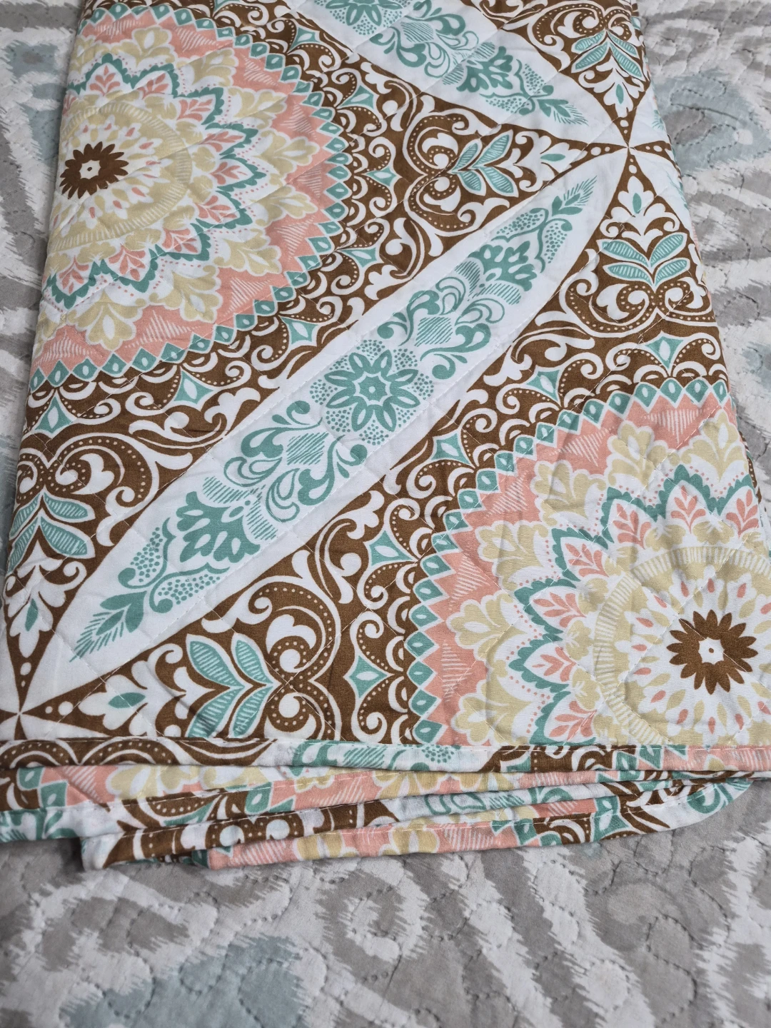 Beautiful Quilted Style Blanket Spread 100" x 62" - photo 3