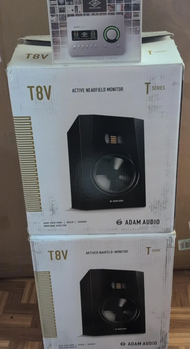 ADAM AUDIO T8V (2) (1) universal audio Apollo Solo.