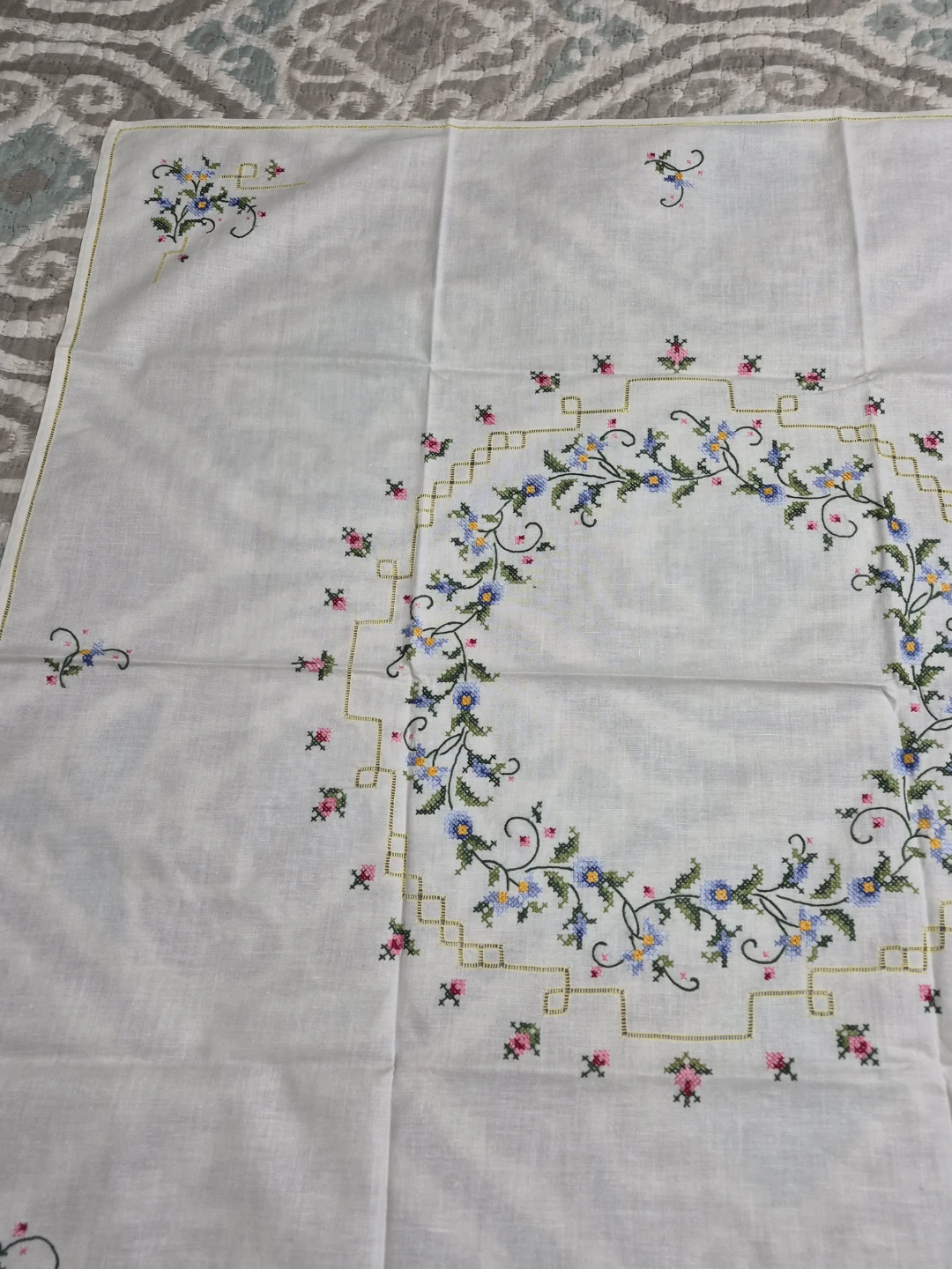 Beautiful Vintage Hand Embroidered White 33" x 33"  Table Decor - photo 4
