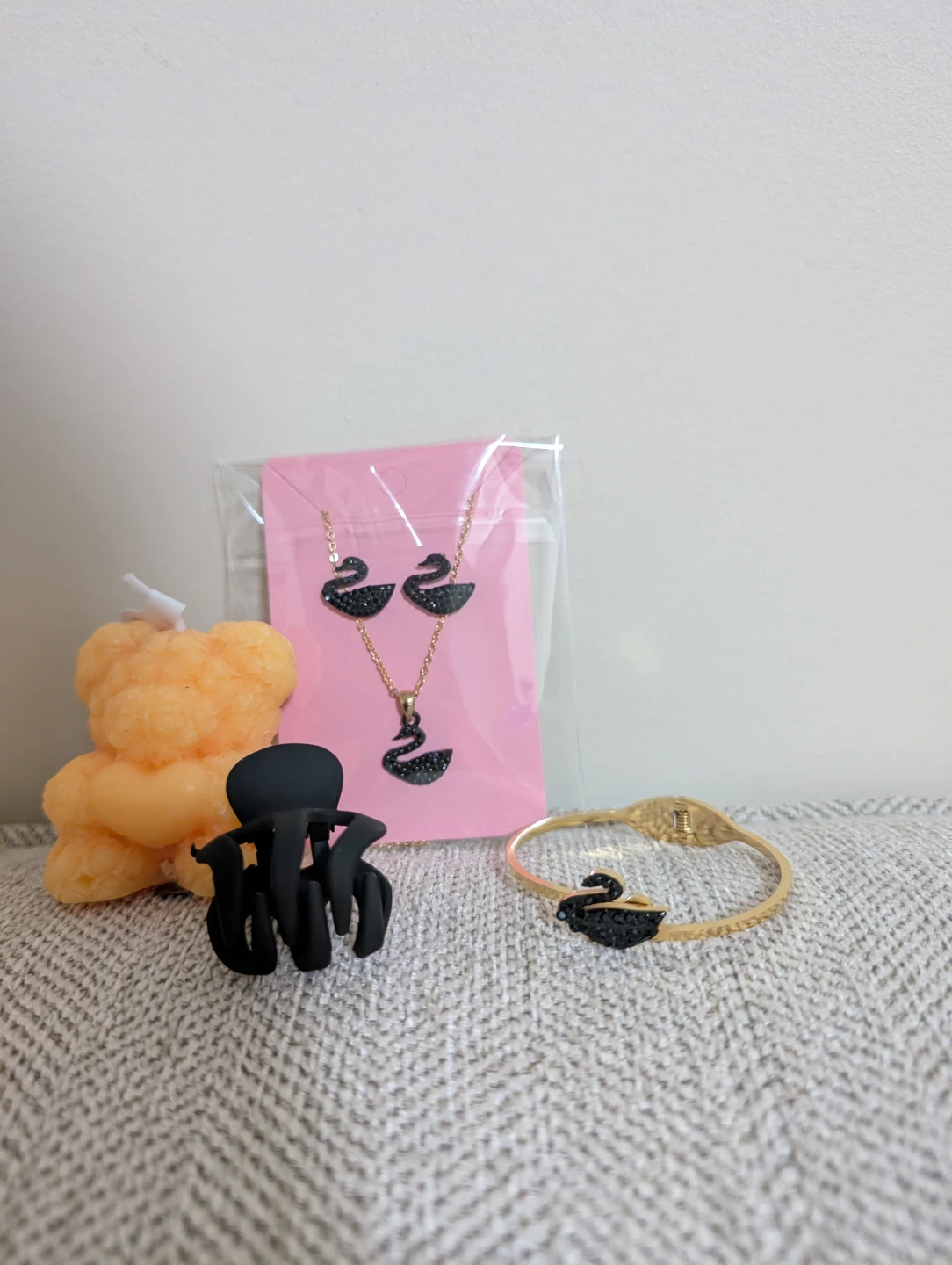 NUSH Black Swan Birthday gift set. - photo 2