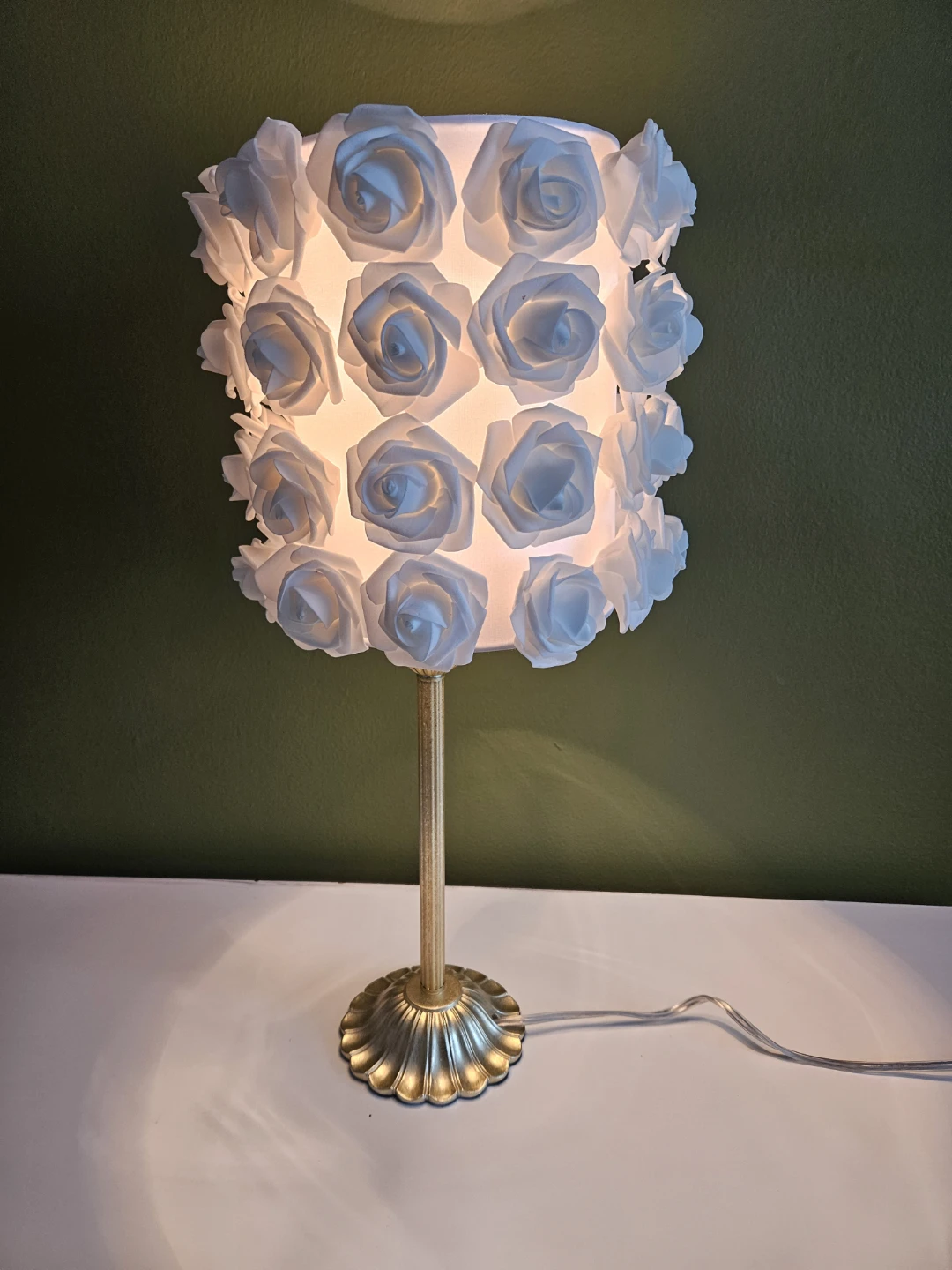 White Rose Lampshade Table Lamp - photo 2