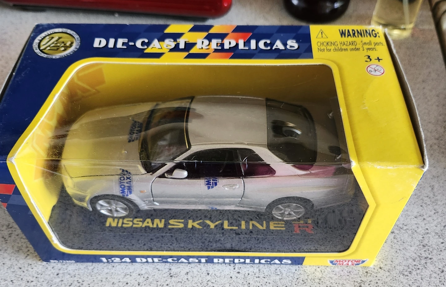 Motor Max 1:24 Nissan Skyline Die-Cast Replica