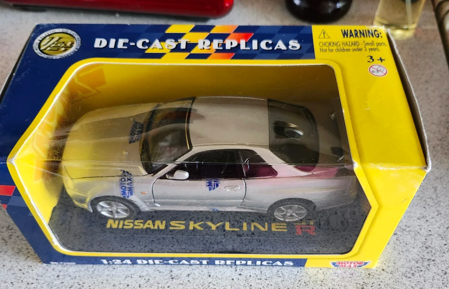 Motor Max 1:24 Nissan Skyline Die-Cast Replica