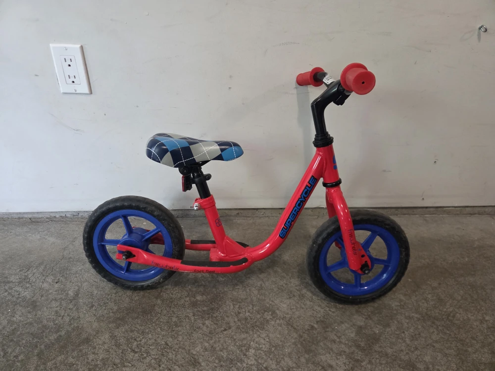 SUPER CYCLE Kids Balance Bike - Red