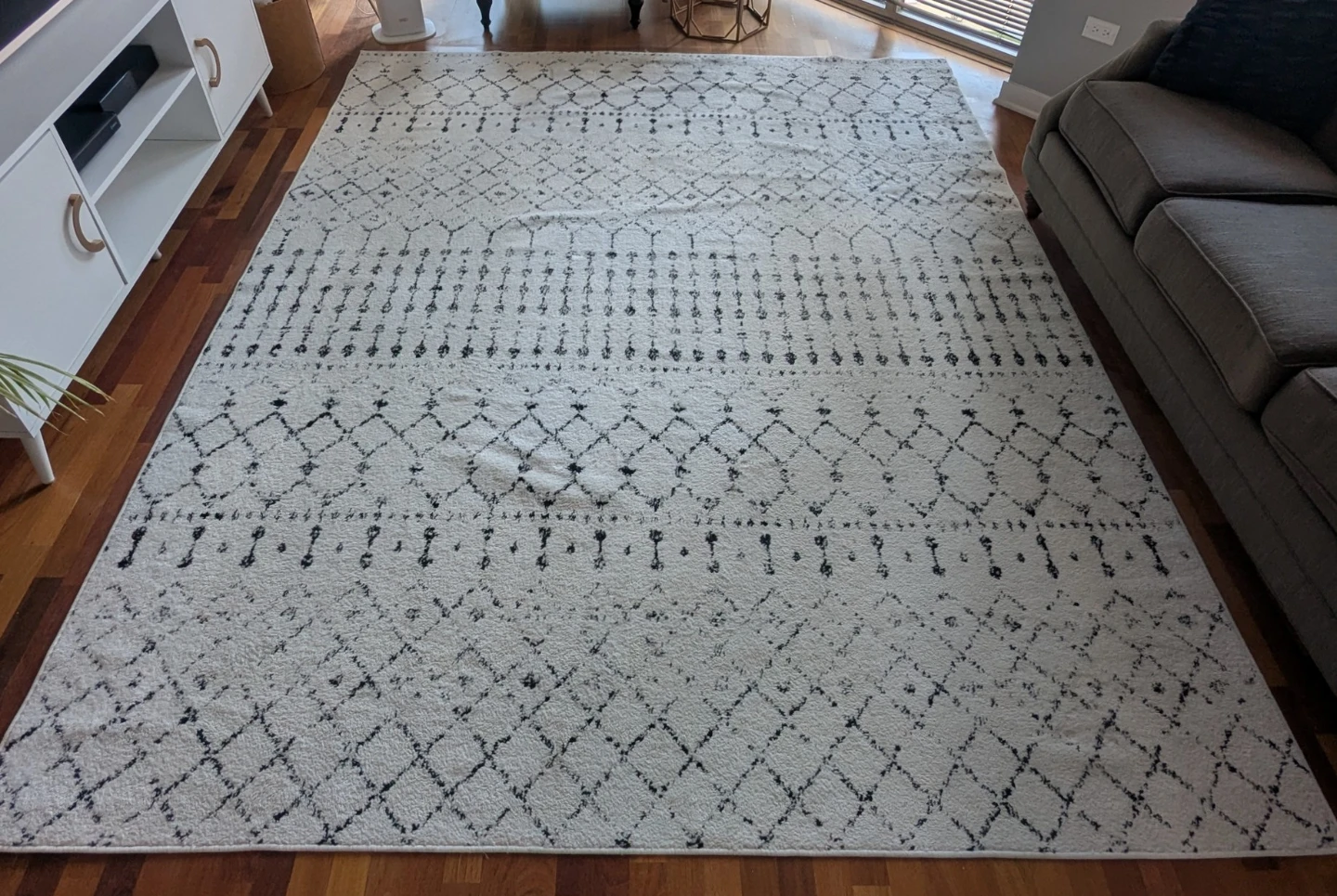 Rectangular Rug 8' x 10' - White/Black