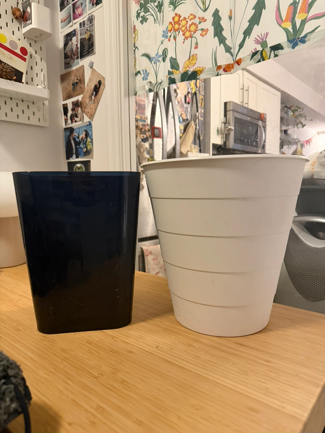 Set of 2 Plastic Plant Pots