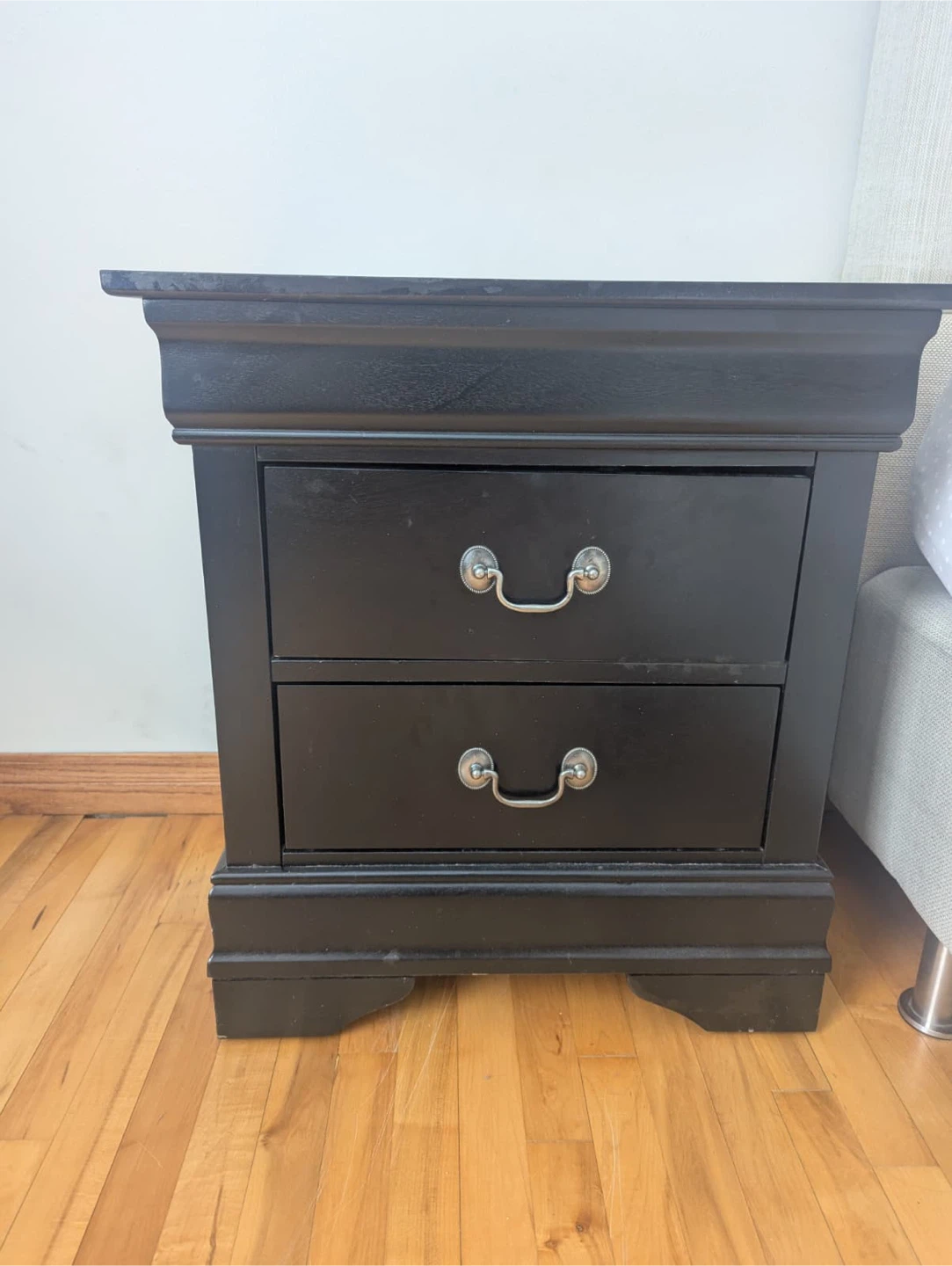heavy dresser table + one matching night table - Moving Sale - photo 5