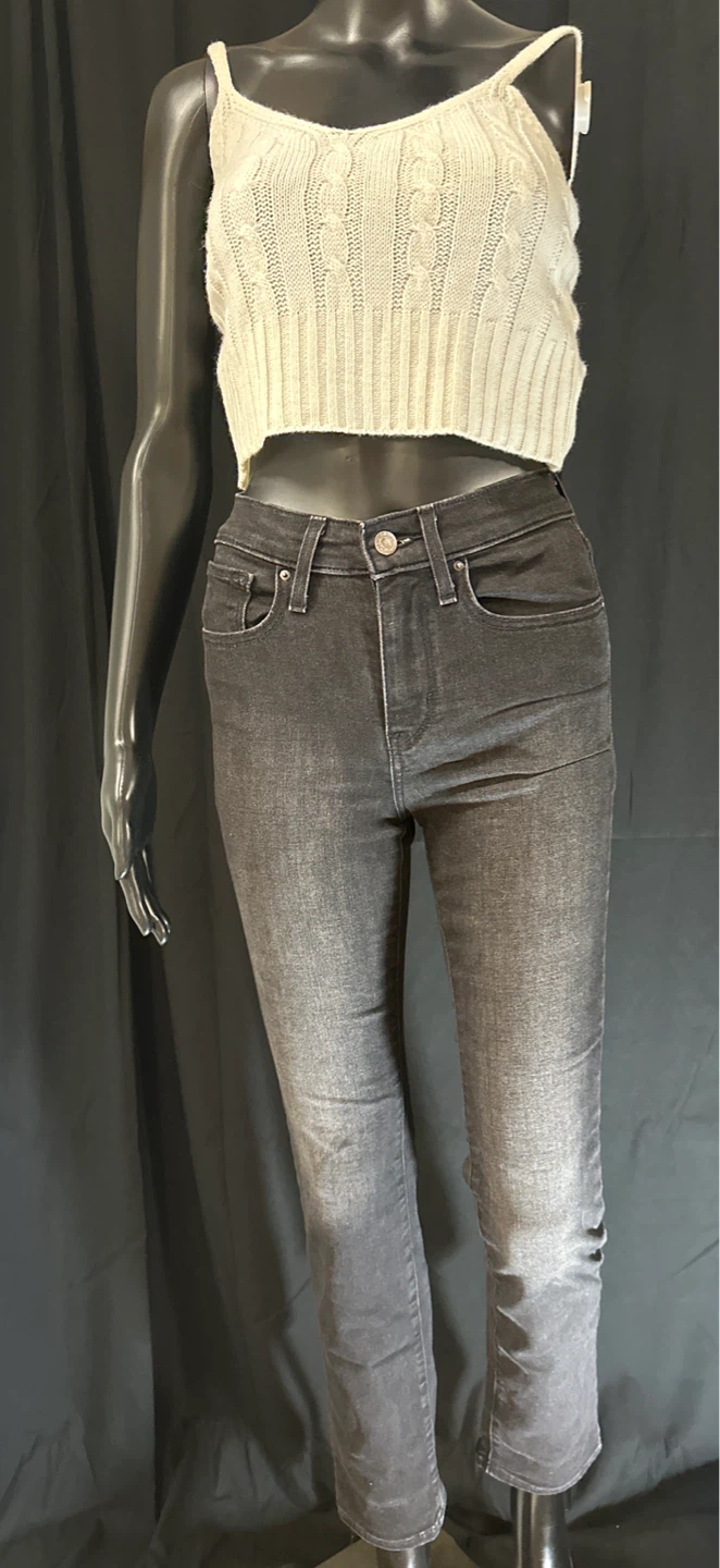 Levi’s and white top