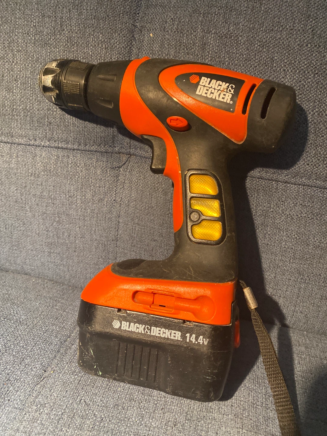 Black & Decker 14.4V Cordless Drill with Charger and Battery - photo 2