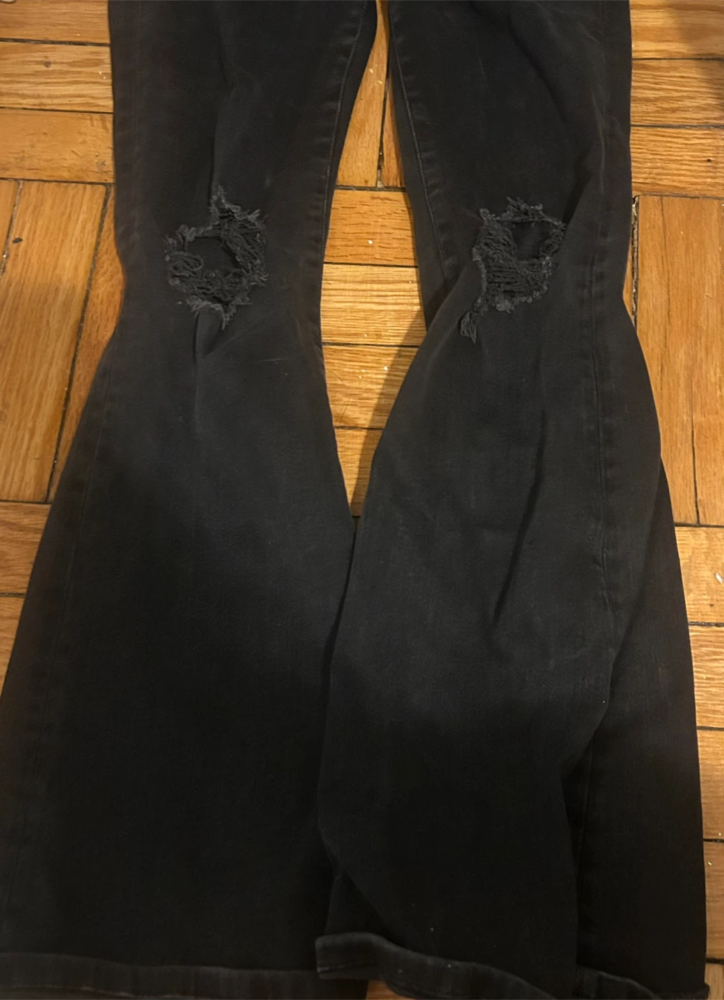 Flared Black Guess Jeans with Ripped Knees - photo 4