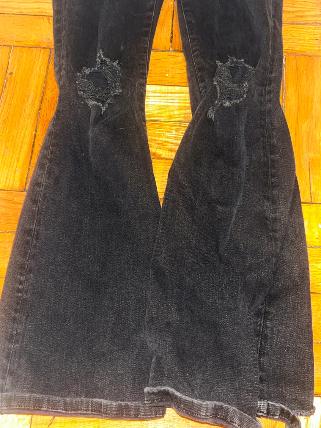 Flared Black Guess Jeans with Ripped Knees - photo 5