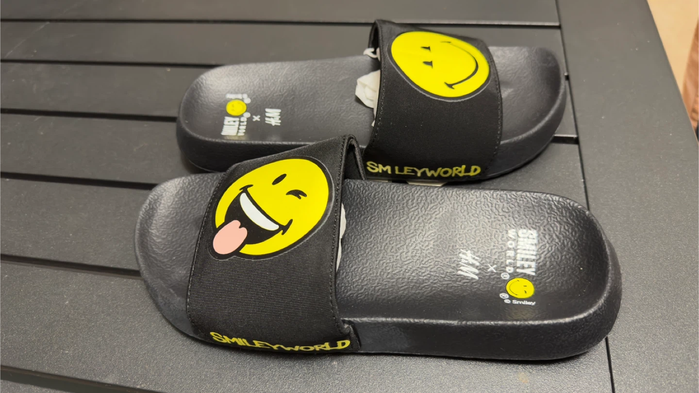 Smiley World x H&M Black Slides size  2.5-3.5 - photo 2