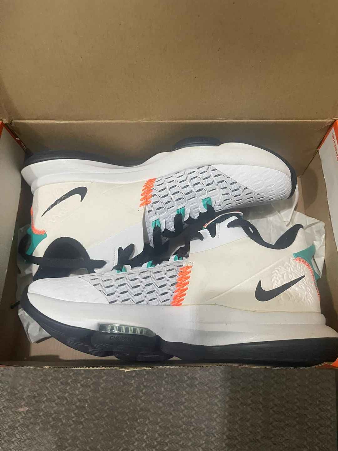Nike LeBron Witness 5 Basketball Shoes size 9.5